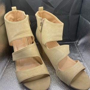 Cute Tan Colored Open Toe Shoes Sz 10